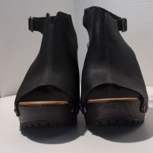 Korks Black Leather Open-Toe Ankle Strap Clogs